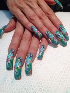 aerógrafo en uñas decoradas