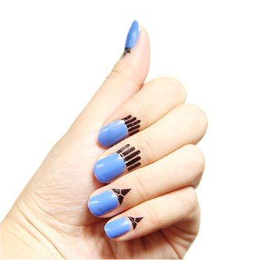 Tatuajes en las cutículas en contraste