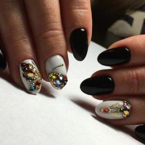 Uñas con pedrería Uñas con pedrería