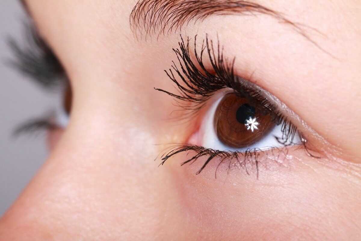Efectos de las extensiones de pestañas que realzan la mirada