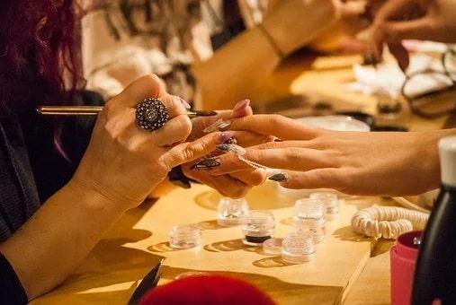 La flexibilidad en una uña acrílica es una propiedad importante