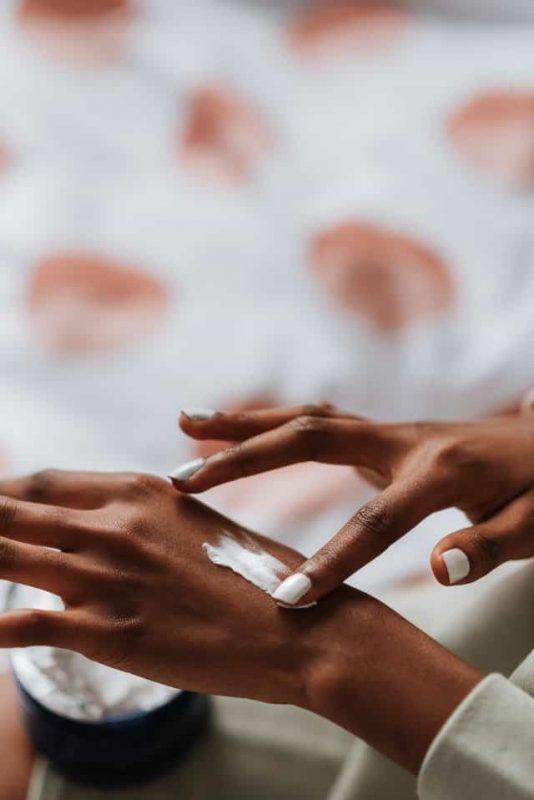 Decoración uñas para mujeres con manos de tonalidades morenas