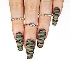 manicura camuflaje militar