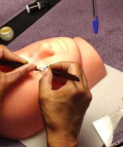 Alumna practicando puesta de extensiones de pestañas