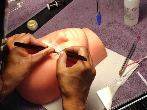 Alumna practicando puesta de extensiones de pestañas