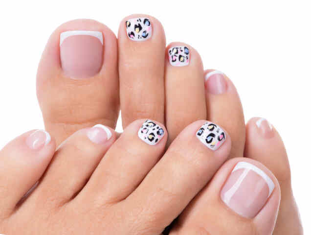 Servicio profesional de diseño de uñas acrílicas en pies
